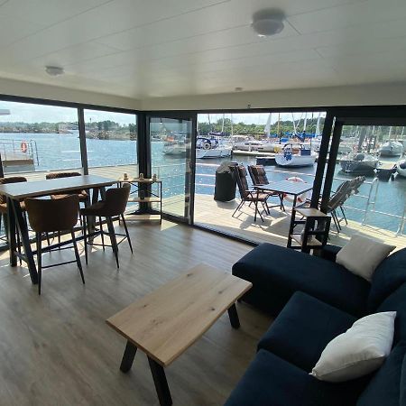 Urlaub Auf Dem Wasser Mit Einmaligen Ausblick - Well Hausboote Boltenhagen 10 المظهر الخارجي الصورة